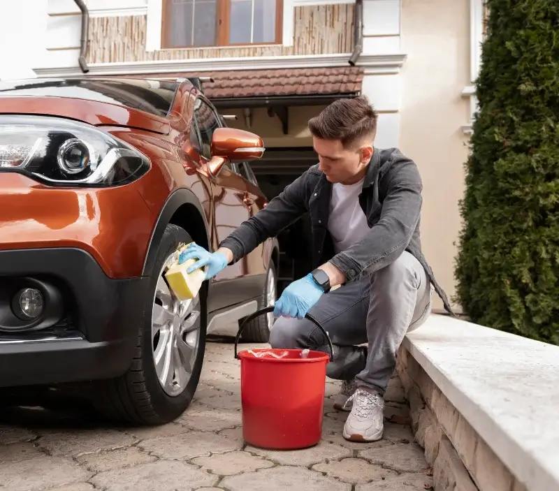Lavage auto à domicile Julienne : professionnel intervenant sur un véhicule